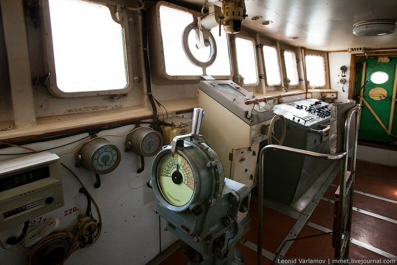 Illustration for article titled Inside a 132,000-gallon Russian oil tanker